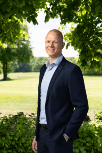 Ik werkte jarenlang als sales- en accountmanager in complexe B2B-omgevingen voordat ik trainer werd. Met een achtergrond in IT- en AV-technologie binnen het bedrijfsleven combineer ik commerciële scherpte, structuur en strategie met mensgericht werken. Samen met mijn partner Kim heb ik twee kinderen. Mijn energie haal ik uit sport, reizen, muziek, koken en het uitwerken van nieuwe plannen.